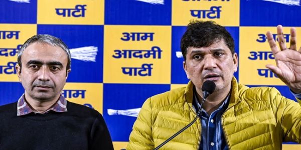 উপ-নেতা পদৰ পৰা ৰাঘৱ চাদ্দাক অপসাৰণৰ পিছত আআপাৰ ভিতৰত বিবাদৰ সূত্ৰপাত, উত্তপ্ত আদান-প্ৰদান