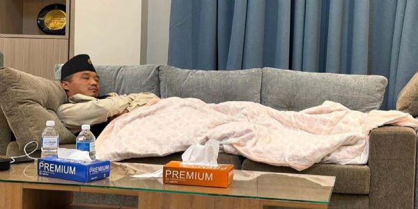 নেপালৰ গৃহমন্ত্ৰীৰ নিজৰ অফিচৰ চোফাত টোপনি; ছ’চিয়েল মিডিয়াত ভাইৰেল হৈ পৰিছে ফটো