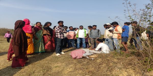 ঝাৰখণ্ডৰ ৰামগড়ত বনৰীয়া হাতীয়ে ভৰিৰে গছকি হত্যা কৰিলে তিনিজন লোকক