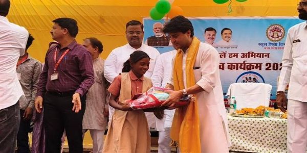 গাঁৱৰো আছে দেশৰ বাবে লাখ লাখ যোগ্য নাগৰিক গঢ়ি তোলাৰ সম্ভাৱনাও : জ্যোতিৰাদিত্য সিন্ধিয়া