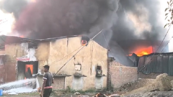 असमः गुवाहाटी के वशिष्ठ थाना क्षेत्र में रविवार की सुबह रबर के गोदाम में लगी अचानक आग को बुझाए जाने का दृश्य