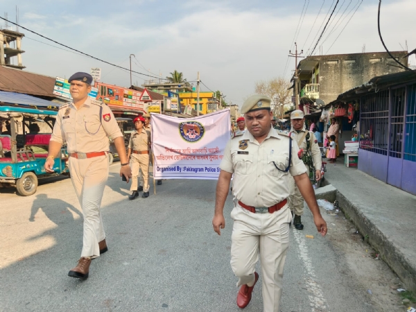 ভোটাৰক আশ্বস্ত কৰিবলৈ ফকিৰাগ্ৰামত আৰক্ষীৰ সভাযাত্ৰা।