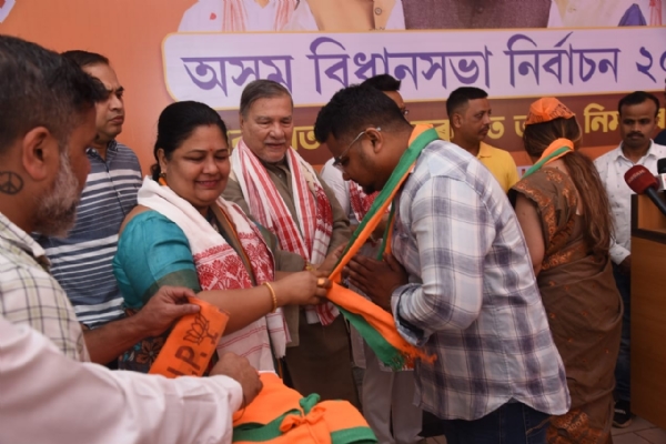 বিজেপিৰ ৰাজ্যিক কাৰ্যালয়ত তাৎপৰ্যপূৰ্ণ যোগদান বিজেপিৰ ৰাজ্যিক কাৰ্যালয়ত তাৎপৰ্যপূৰ্ণ যোগদান