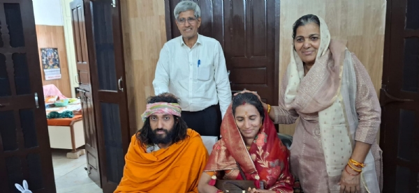 आईआईटीएन बाबा अभय झज्जर में पत्नी व माता-पिता के साथ