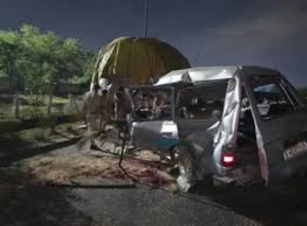 बारात से लौट रही कार को ट्रक ने मारी टक्कर