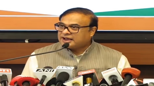 असम प्रदेश भाजपा मुख्यालय में सोमवार को आयोजित संवाददाता सम्मेलन को संबोधित करते मुख्यमंत्री  डॉ. हिमंत बिस्व सरमा