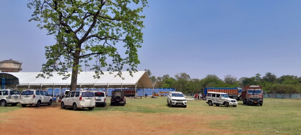 हेलीपैड तथा सभा स्थल बनाते लोग