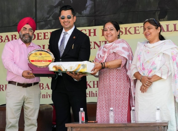 मुख्य अतिथि संदीप सरकारिया, प्रो. गुरमोहिंदर सिंह और डॉ. इंदरप्रीत कौर 5वें पीएसपीबी बाबा दीप सिंह बास्केटबॉ टूर्नामेंट के उद्घाटन समारोह के दौरान खिलाड़ियों के साथ। मुख्य अतिथि संदीप सरकारिया, प्रो. गुरमोहिंदर सिंह और डॉ. इंदरप्रीत कौर 5वें पीएसपीबी बाबा दीप सिंह बास्केटबॉ टूर्नामेंट के उद्घाटन समारोह के दौरान खिलाड़ियों के साथ।