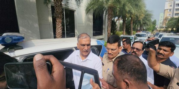 পাৰগীলৈ যোৱাৰ পথত গ্ৰেপ্তাৰ হৰিশ ৰাও আৰু বি আৰ এছৰ কেইবাজনো নেতা; প্ৰতিবাদত কৰ্মীসকলৰ পথ অৱৰোধ