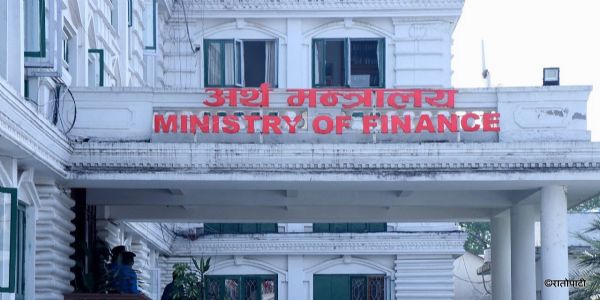 ইন্ধনৰ সংকটৰ মাজতে নেপাল চৰকাৰে কৰ্তন কৰিলে কর্মচাৰীয়ে লাভ কৰা ইন্ধন আৰু ডিজেলৰ যোগান