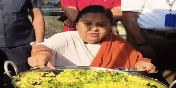 মধ্যপ্ৰদেশৰ প্ৰাক্তন মুখ্যমন্ত্ৰী উমা ভাৰতীয়ে টিকমগড়ত নিজৰ বাংলোৰ সন্মুখত প’হা আৰু জেলেবি বিক্ৰী কৰি এটা ষ্টল স্থাপন