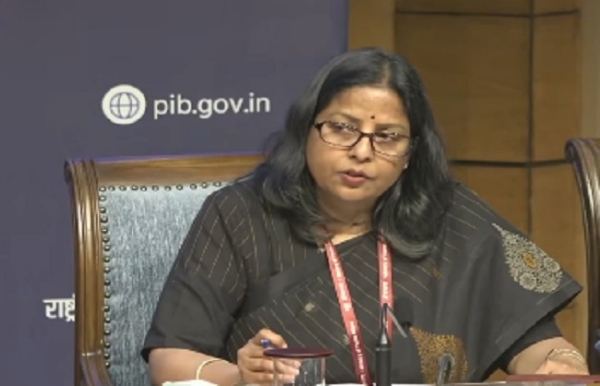 अंतर-मंत्रालयी प्रेसवार्ता को संबोधित करते पेट्रोलियम और नेचुरल गैस मंत्रालय की संयुक्त सचिव सुजाता शर्मा