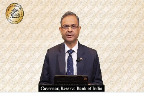 मौद्रिक समीक्षा बैठक के फैसले की जानकारी देते आरबीआई गवर्नर संजय मल्होत्रा