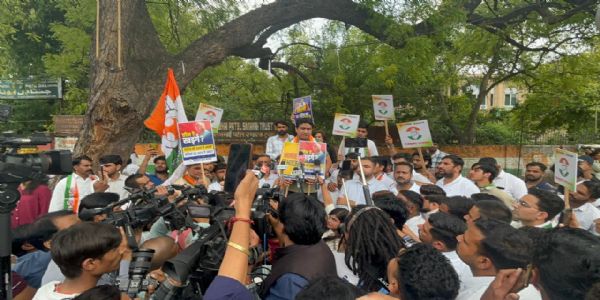 খৰ্গে আৰু খেড়া বিষয়ক লৈ যুৱ কংগ্ৰেছ কৰ্মীৰ প্ৰতিবাদ, চিবে কয়, আমি ভয় খুৱাব নোৱাৰো