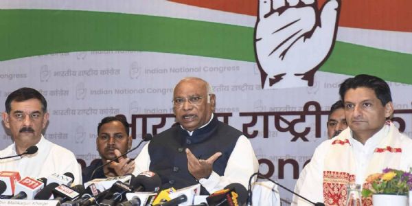 চাৰিখন জিলাত ৭খন আসনৰ বাবে প্ৰাৰ্থী সলনি; ২০ বছৰৰ পাছত ২৯৪খন আসনতে কংগ্ৰেছৰ প্ৰতিদ্বন্দ্বিতা