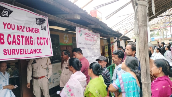 জালুকবাৰী সমষ্টিৰ ৪৯ নং ভোট কেন্দ্ৰত পুৱাৰ পৰাই দীঘলীয়া শাৰী