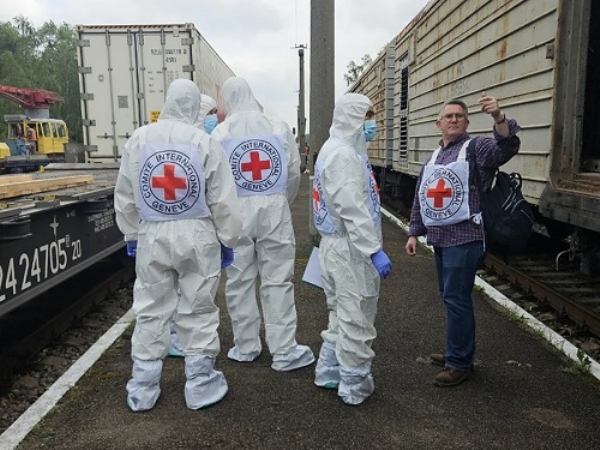 शुक्रवार को शहीद यूक्रेनी सैनिकों के शवों को वापस भेजने की प्रक्रिया के दौरान इंटरनेशनल कमिटी ऑफ़ द रेड क्रॉस के कर्मचारी।