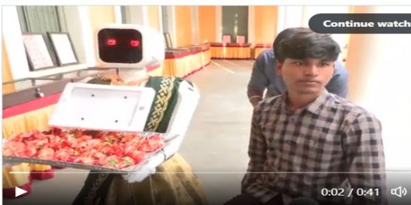 পুডুচেৰীৰ এটা ভোটগ্ৰহণ কেন্দ্ৰত নীলা নামৰ এটা ৰবটৰ ভোটাৰক আদৰণি, দুঘণ্টাত ১৭.৪১% ভোটাৰৰ ভোটদান