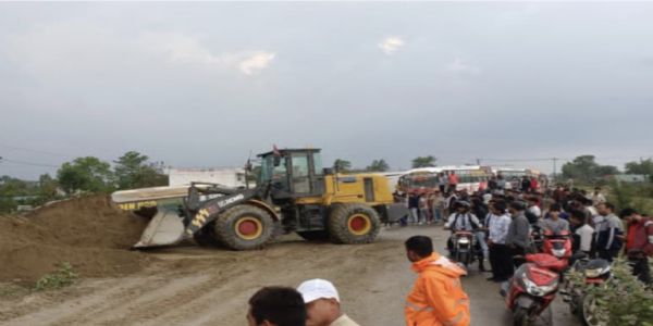 নেপালৰ আটাইতকৈ ব্যস্ত পূব-পশ্চিম ঘাইপথ অৱৰোধ, যাৰ ফলত কিলোমিটাৰ দৈৰ্ঘ্যৰ যান-জঁটৰ সৃষ্টি