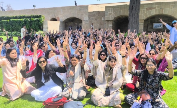 राजघाट पर केंद्रीय सशस्त्र पुलिस बल (सीएपीएफ) के मौजूदा और पूर्व कर्मियों के परिजन हाल ही में पारित केंद्रीय सशस्त्र पुलिस बल (सामान्य प्रशासन) विधेयक, 2026 के खिलाफ विरोध प्रदर्शन करते हुए।