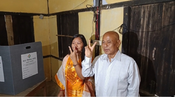 কোকৰাঝাৰত হাগ্ৰামা মহিলাৰী আৰু তেওঁৰ পত্নী তথা কোকৰাঝাৰ সমষ্টিৰ প্ৰাৰ্থী শিউলী মহিলাৰীৰ ভোটদান ।