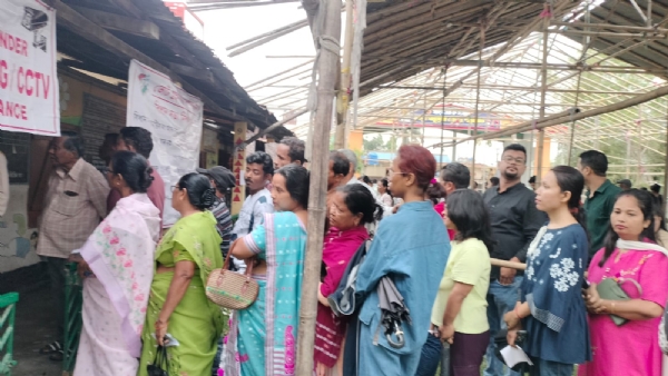 জালুকবাৰী সমষ্টিৰ ৪৯ নং ভোট কেন্দ্ৰত পুৱাৰ পৰাই দীঘলীয়া শাৰী