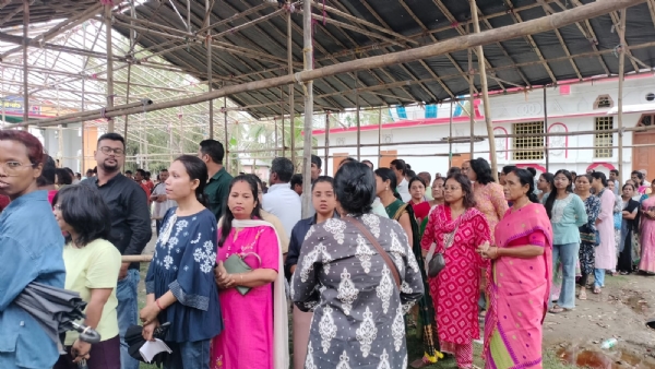 জালুকবাৰী সমষ্টিৰ ৪৯ নং ভোট কেন্দ্ৰত পুৱাৰ পৰাই দীঘলীয়া শাৰী