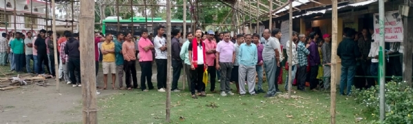 জালুকবাৰী সমষ্টিৰ ৪৯ নং ভোট কেন্দ্ৰত পুৱাৰ পৰাই দীঘলীয়া শাৰী