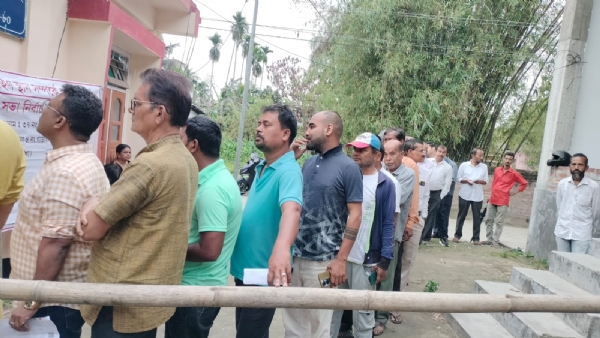 জালুকবাৰী সমষ্টিৰ ৪৯ নং ভোট কেন্দ্ৰত পুৱাৰ পৰাই দীঘলীয়া শাৰী