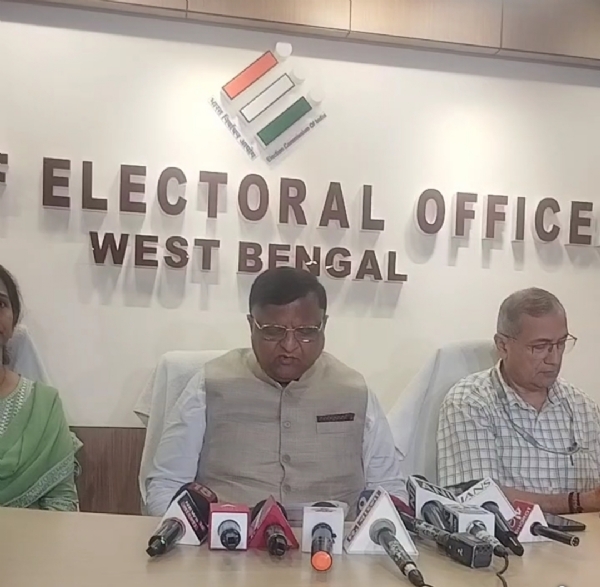 प्रेस को संबोधित करते सीईओ मनोज अग्रवाल