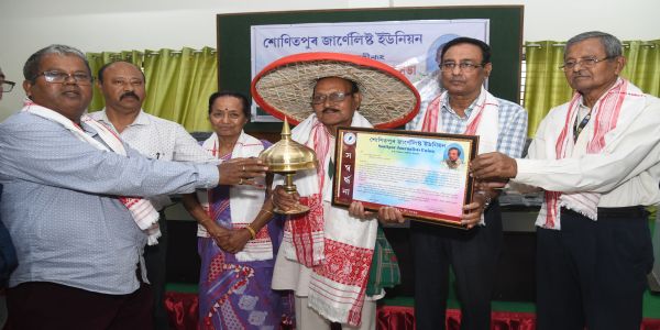 শোণিতপুৰ জাৰ্ণেলিষ্ট ইউনিয়নৰ উদ্যোগত সমাজকৰ্মী মহেন্দ্ৰ বৰুৱাক প্ৰণৱ সিংহ স্মাৰক বঁটা প্ৰদান
