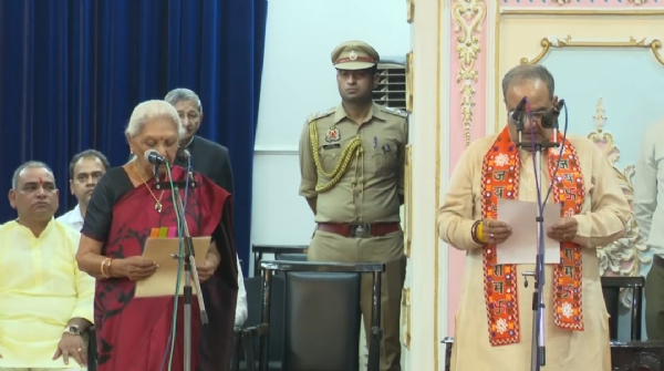 जन भवन में शपथ ग्रहण करते भूपेन्द्र चौधरी