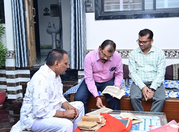पंडित मोहन दत्त शर्मा के निवास से हस्तलिखित गीता सहित कई धार्मिक ग्रंथ मिले