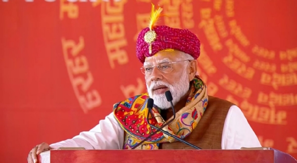 प्रधानमंत्री नरेन्द्र मोदी सोमवार को गुजरात के सोमनाथ मंदिर में आयोजित कार्यक्रम को संबोधित करते हुए