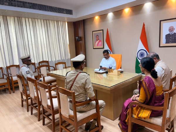 राज्य सचिवालय में पुलिस और प्रशासन के अधिकारियों के साथ बैठक कर रहे मुख्यमंत्री शुभेंदू अधिकारी