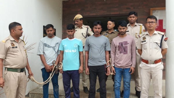 ক্ষেত্ৰী আৰক্ষীয়ে খেদি খেদি কৰায়ত্ত কৰিলে চাৰি গো সৰবৰাহকাৰীক