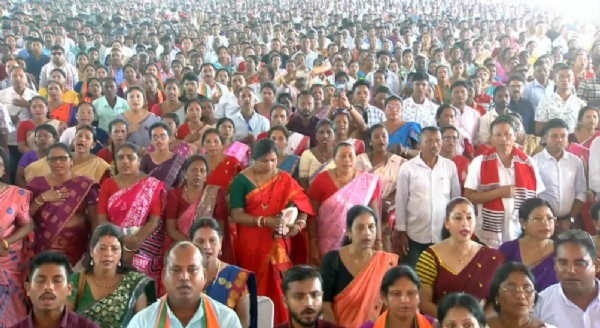 असमः शपथ ग्रहण समारोह में उपस्थित लोग