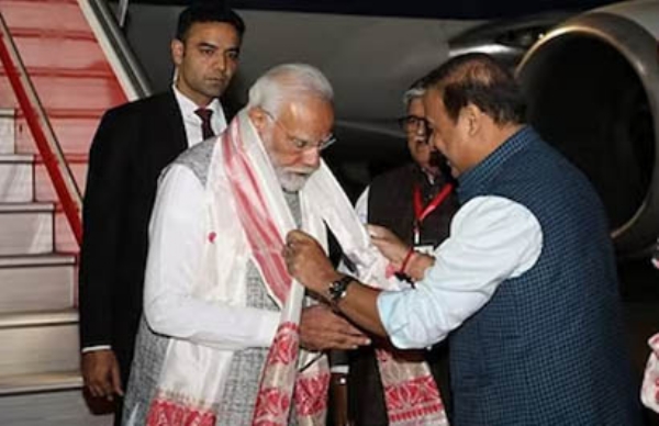 বৰঝাৰ বিমানবন্দৰত প্ৰধানমন্ত্ৰীক আদৰণি