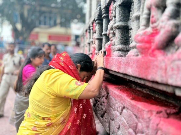 असम स्थित मां कामाख्या देवी के मंगलवार को दर्शन करती दिल्ली की मुख्यमंत्री रेखा गुप्ता