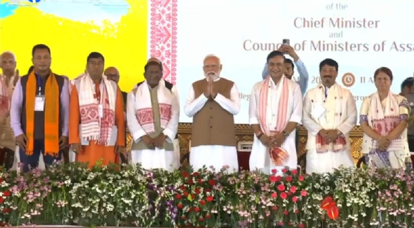 असमः प्रधानमंत्री के साथ राज्यपाल लक्ष्मण प्रसाद आचार्य, मुख्यमंत्री डॉ. हिमंत बिस्व सरमा एवं मंत्रिमंडल में शामिल रामेश्वर तेली, अतुल बोरा, चरण माझी एवं अजंता नेओग।