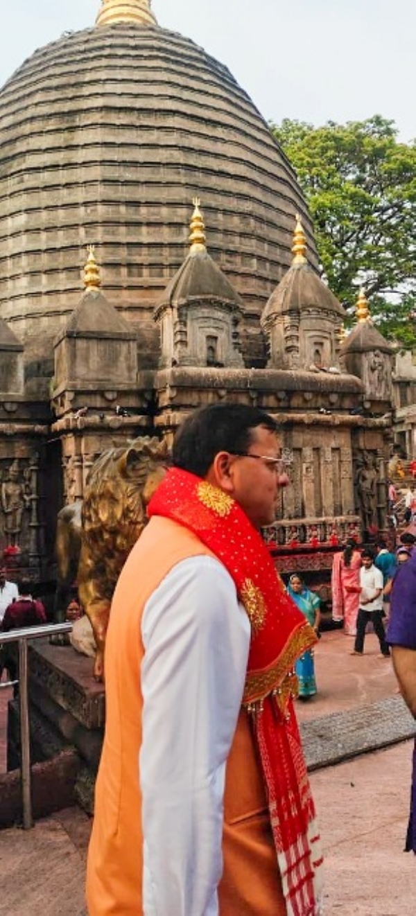 मां कामाख्या में दर्शन कर की पूजा-अर्चना।