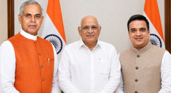 राज्यपाल आचार्य देवव्रत, सीएम भूपेंद्र पटेल व डिप्टी सीएम हर्ष संघवी की सांकेतिक एआई फ़ोटो