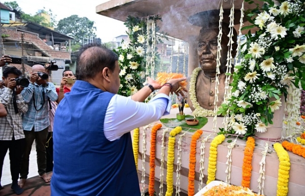 অসমৰ প্ৰথম মুখ্যমন্ত্রী লোকপ্রিয় গোপীনাথ বৰদলৈৰ প্রতিমূৰ্তি আৰু স্মাৰকত বন্তি প্রজ্বলন আৰু মাল্যার্পণ মুখ্যমন্ত্ৰীৰ