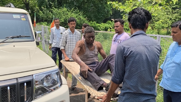 घायल कर्मचारियों को लेकर जाते