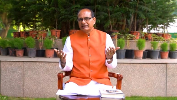 अपनी किताब की जानकारी देते हुए केंद्रीय मंत्री शिवराज सिंह चौहान