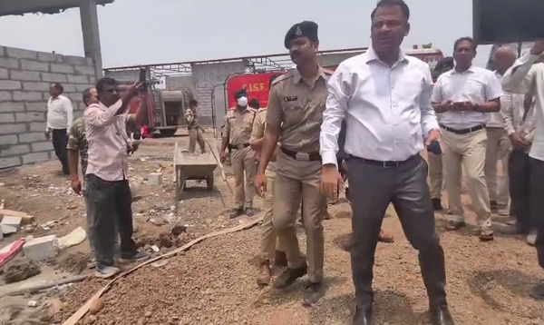 देवास में पटाखा फैक्ट्री में विस्फोट के बाद मौके पर पहुंचे अधिकारी