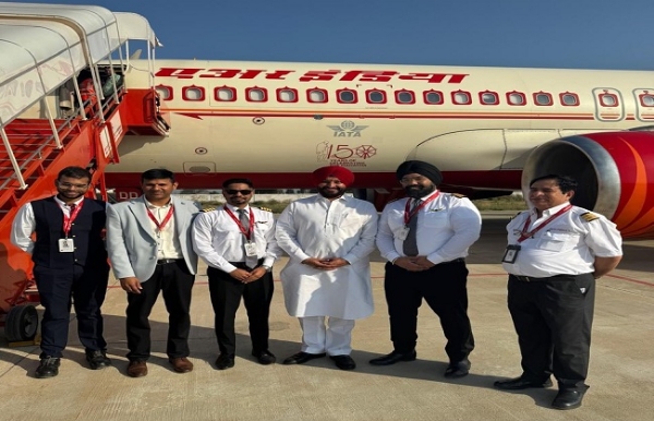 हलवारा हवाई अड्डे पर उतरने वाली दिल्ली से एयर इंडिया की एक उड़ान का फोटो