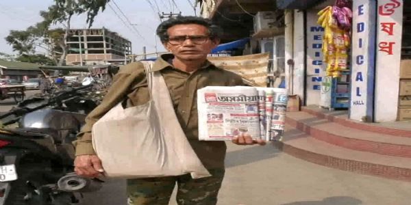 তেজপুৰৰ জনপ্ৰিয় কাকত -আলোচনী বিক্ৰেতা কুমুদ বৈশ্য আৰু নাই
