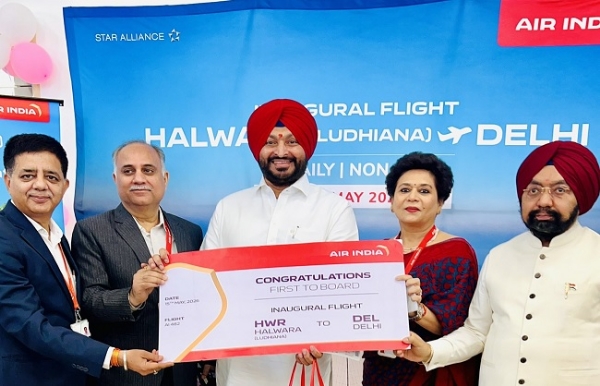 हलवारा हवाई अड्डे पर उतरने वाली दिल्ली से एयर इंडिया की एक उड़ान का फोटो