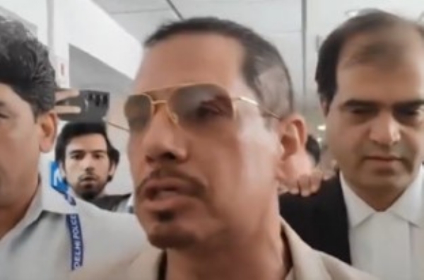 राऊज एवेन्यू कोर्ट से जमानत मिलने के बाद पत्रकारों से बातचीत करते कारोबारी रॉबर्ट वाड्रा।